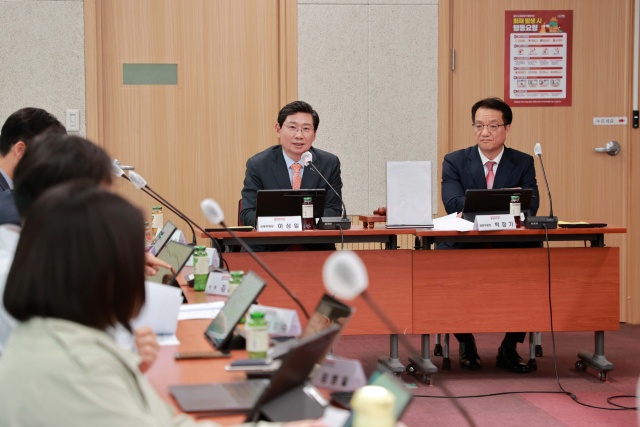 ▲ 지난 9일 시청 컨퍼런스룸에서 열린 2050 탄소중립녹색성장위원회에서 이상일 용인시장이 의견을 제시하고 있다. ⓒ용인시 제공