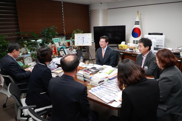 ▲ 이상일 용인특례시장이 이동읍기업인협의회 관계자들로부터 애로사항을 청취하고 있다. ⓒ용인시 제공