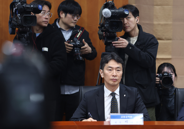 ▲ 이복현 금융감독원장이 10일 서울 금융투자협회에서 열린 자산운용사 CEO 간담회에서 서유석 금융투자협회장의 발언을 듣고 있다. ⓒ연합뉴스