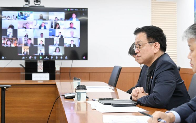 ▲ 최상목 부총리 겸 기획재정부 장관이 10일 서울 종로구 정부서울청사에서 열린 재정경제금융관 회의를 화상으로 주재하고 있다. ⓒ기재부