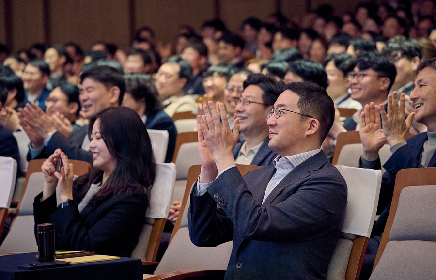 ▲ 9일 경기도 이천 LG인화원에서 열린 LG 어워즈에서 구광모 (주)LG 대표가 수상팀을 축하하며 격려하고 있다ⓒLG