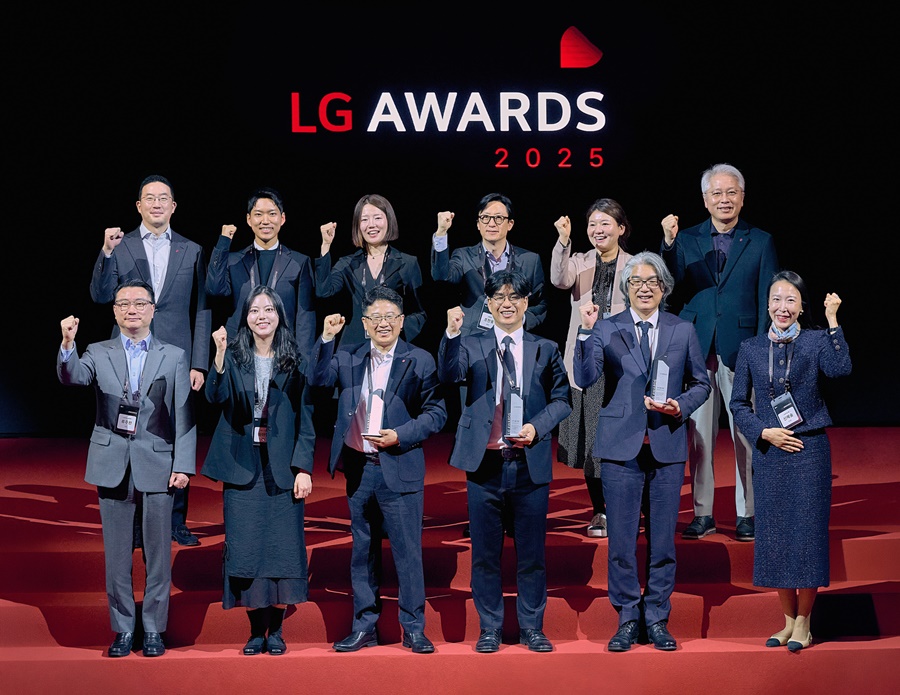 ▲ 9일 경기도 이천 LG인화원에서 열린 LG 어워즈에서 구광모 (주)LG 대표(뒷줄 왼쪽 첫번째)가 고객 대표, 수상자들과 기념 촬영을 하고 있다ⓒLG