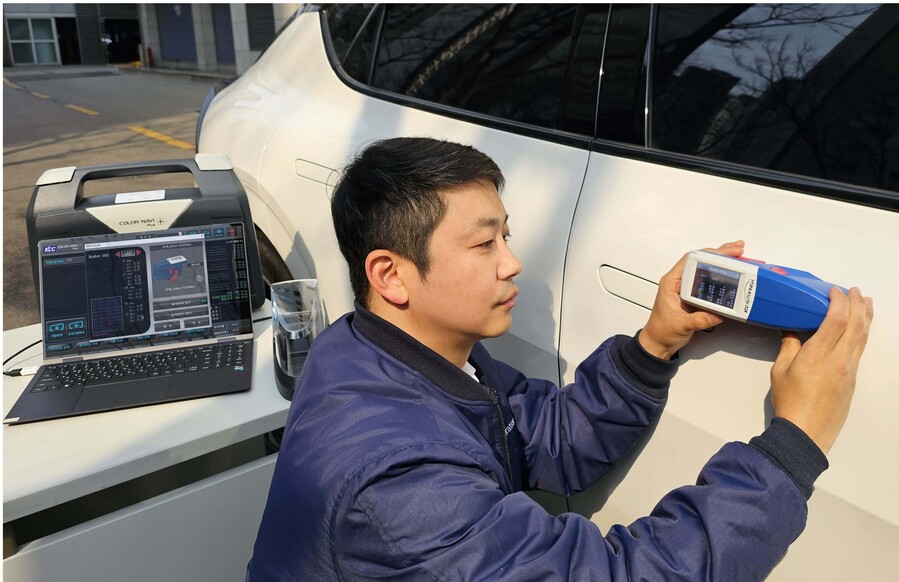 ▲ KCC 관계자가 칼라나비플러스(Color-Navi Plus)를 활용해 자동차 외장을 측색하며 테스트를 하고 있다ⓒKCC