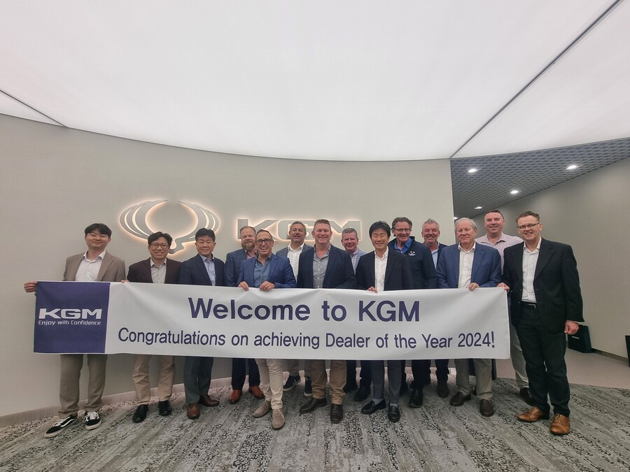 ▲ KGM은 호주 시장 우수 딜러들을 평택 본사로 초청해 신모델 시승과 함께 회사 현황과 미래 발전 전략을 공유하고 우수한 성과를 올린 대리점 관계자들을 격려했다.(사진 왼쪽에서 3번째 KGM 황기영 대표이사)ⓒKGM
