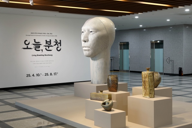 ▲ 경기도자미술관 기획전 '오늘, 분청' 전시 전경. ⓒ한국도자재단 제공