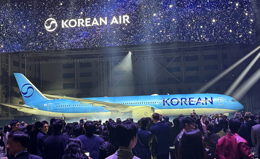 ▲ 대한항공이 지난달 신규 CI를 발표하며 새 도장을 반영한 항공기를 공개한 모습.  ⓒ김재홍 기자