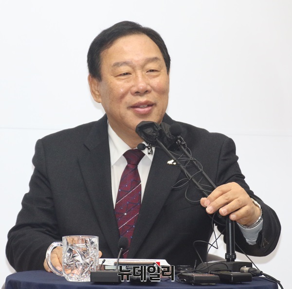 ▲ 최민호 세종시장이 10일 오천 시청 정음실에서 해외 순방 관련 브리핑을 하고 있다.ⓒ이길표 기자
