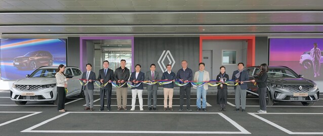 ▲ 9일 개최된 르노코리아 부산 물류센터 고객 출고장 개관식에서 르노코리아 스테판 드블레즈 사장(왼쪽에서 여섯번째)을 비롯한 내빈들이 기념사진을 촬영하고 있다. ⓒ르노코리아