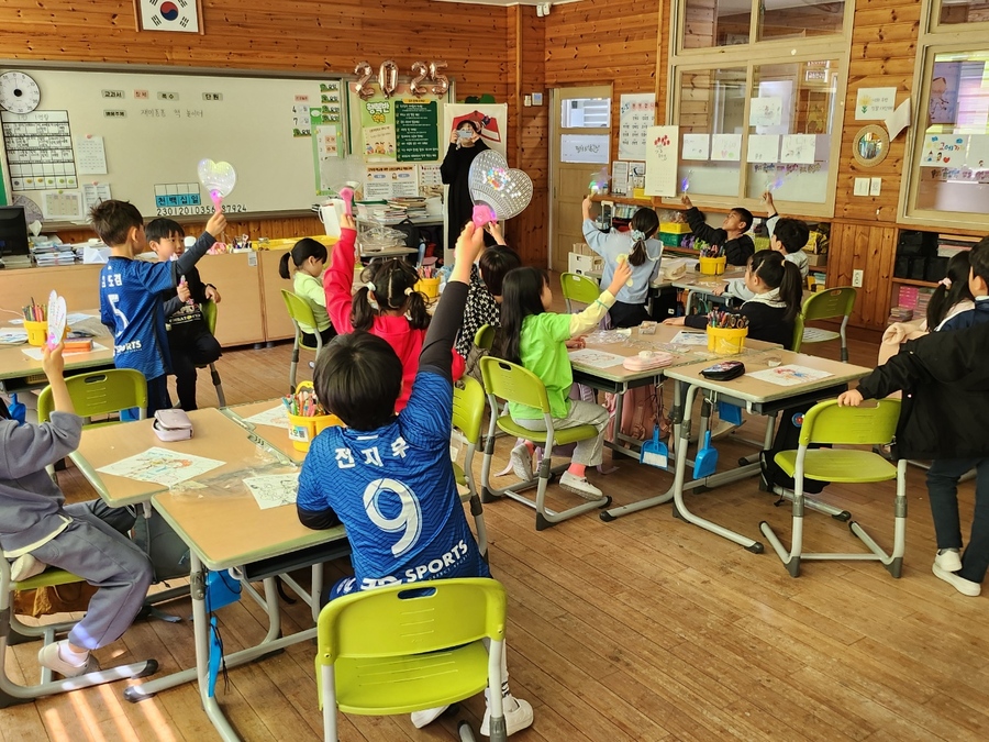 ▲ 제주시 신촌초등학교 학생들이 지난 7일 실시된 ‘2025년 재미 퐁퐁 책 놀이터’에 참여하고 있다. ⓒ제주특별자치도교육청 제공