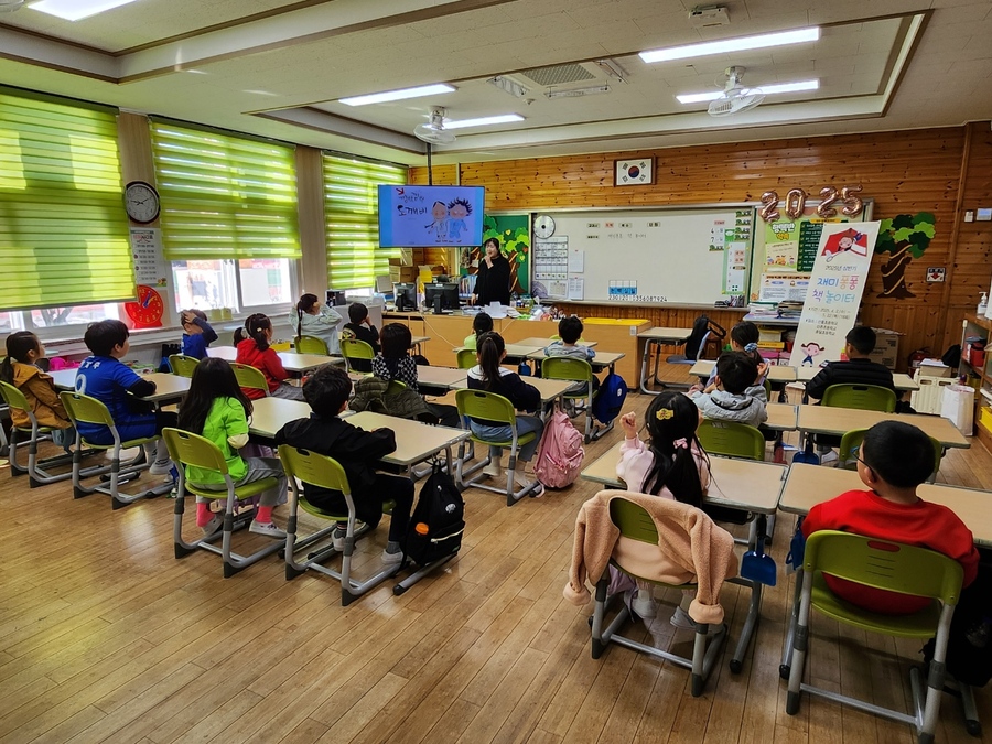▲ 제주시 신촌초등학교 학생들이 지난 7일 실시된 ‘2025년 재미 퐁퐁 책 놀이터’에 참여하고 있다. ⓒ제주특별자치도교육청 제공