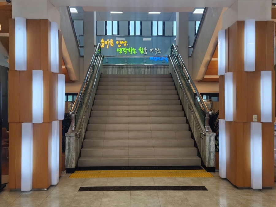 ▲ 제주특별자치도교육청 본관 층계 ⓒ노재균 기자