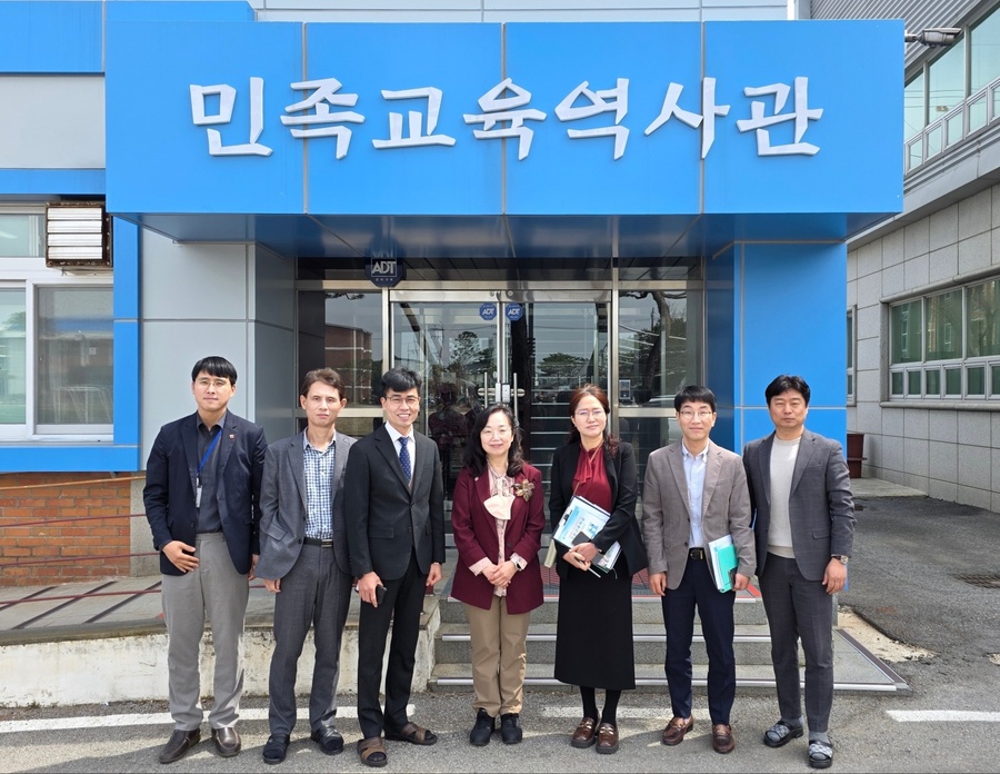 ▲ 7일 한숙경 고창교육장이 고창남초등학교를 찾아‘학교로 찾아가는 소통공감’을 마친 뒤 기념촬영을 하고 있다. ⓒ전북특별자치도교육청 제공