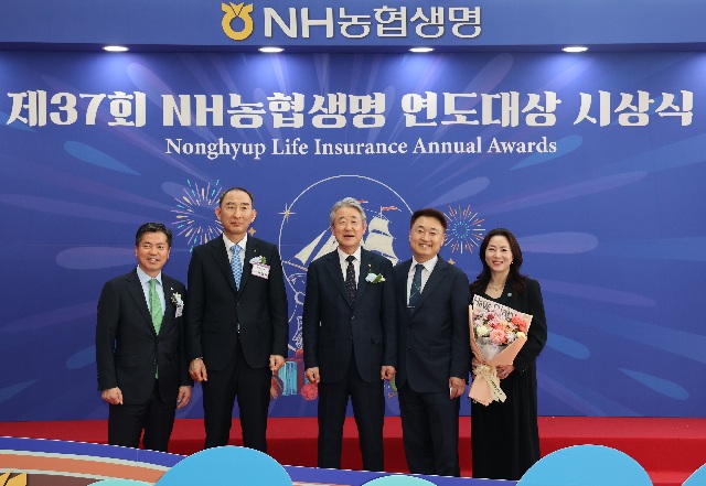 ▲ NH농협생명이 지난 8~9일서울 스위스 그랜드 호텔에서 제37회 NH농협생명 농축협 연도대상을 개최했다. 사진은 농협중앙회장 강호동(가운데), NH농협생명 박병희 대표이사(왼쪽 두 번째), 개인부문 대상 하남농협 엄기화 팀장(오른쪽 두 번째)과 관계자들이 함께 기념촬영을 하는 모습.ⓒNH농협생명