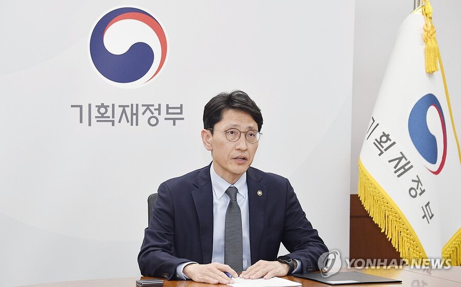 ▲ 김윤상 기획재정부 차관이 지난달 25일 서울 종로구 정부서울청사에서 열린 온라인 투자자 IR에서 발언하고 있다. ⓒ연합뉴스