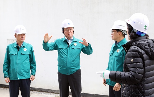 ▲ 정용래 구청장이 현장을 직접 찾아 시설 상태를 점검하고, 안전 관리 상황을 확인했다.ⓒ유성구