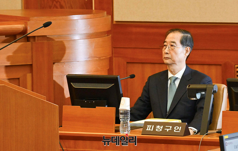 ▲ 한덕수 국무총리가 지난 2월 19일 서울 종로구 헌법재판소에서 열린 한덕수 국무총리 탄핵심판 1차 변론에 출석해 자리하고 있다. ⓒ서성진 기자