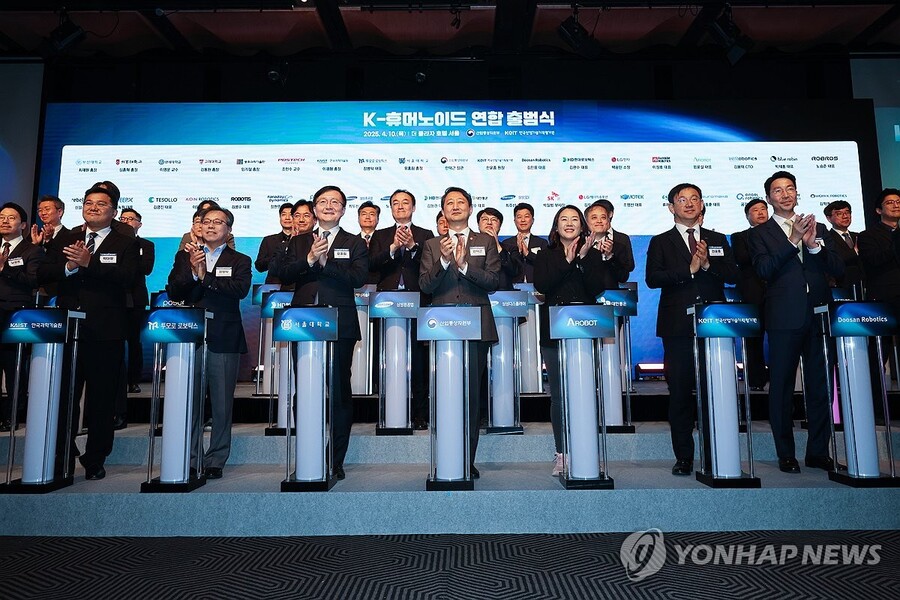 ▲ 안덕근 산업통상자원부 장관이 10일 서울 중구 플라자호텔에서 열린 K-휴머노이드 연합 출범식에서 유홍림 서울대학교 총장 등 참여 기업, 대학 등 로봇분야 관계자들과 업무협약(MOU) 체결식을 하고 있다. ⓒ연합뉴스