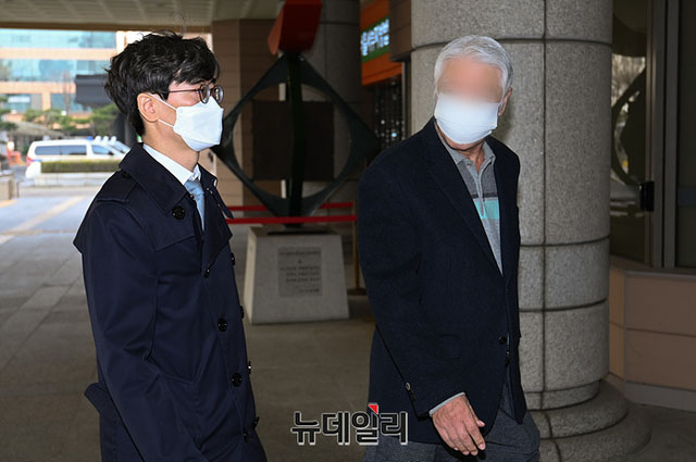 ▲ 건축법 위반 혐의로 기소된 이태원 해밀톤 호텔 이 모 대표가 2023년 3월 서울 마포구 서부지방법원에서 열린 1심 첫 공판에 출석했다. ⓒ정상윤 기자