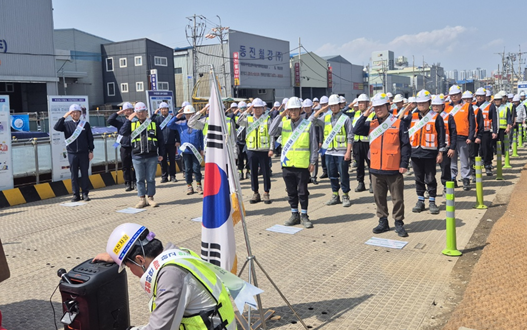 ▲ 두산건설 관계자들이 10일 부산도시철도 사상~하단선 2공구 현장에서 '건설현장 안전 결의대회'를 열고 무사고 완공을 위한 결의를 다지고 있다.ⓒ변진성 기자