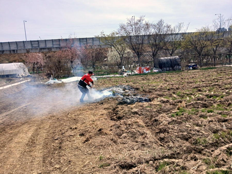 ▲ 달성군(군수 최재훈)은 건조한 날씨와 강풍이 계속되고 있는 봄철 산불 예방을 위해 쓰레기 불법소각 행위 등에 대한 강도 높은 단속에 나선다.ⓒ달성군