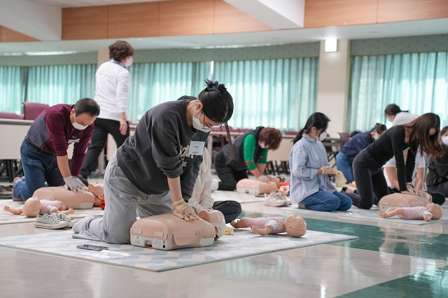 ▲ 포항성모병원이 2025년도 심폐소생술 교육을 시민들을 대상으로 실시하고 있다.ⓒ포항성모병원