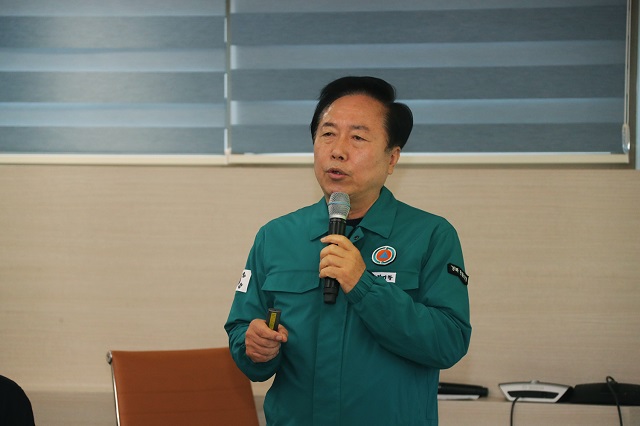 ▲ 권기창 시장이 언론브리핑에서 산불 발생에서 진화에 이르기까지의 경과, 피해 규모, 그리고 종합적인 대응 방안을 제시하고 있다.ⓒ안동시