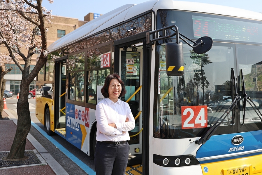 ▲ 이시영 씨가 용인 24번 마을버스 앞에서 촬영하고 있다.ⓒ단국대학교