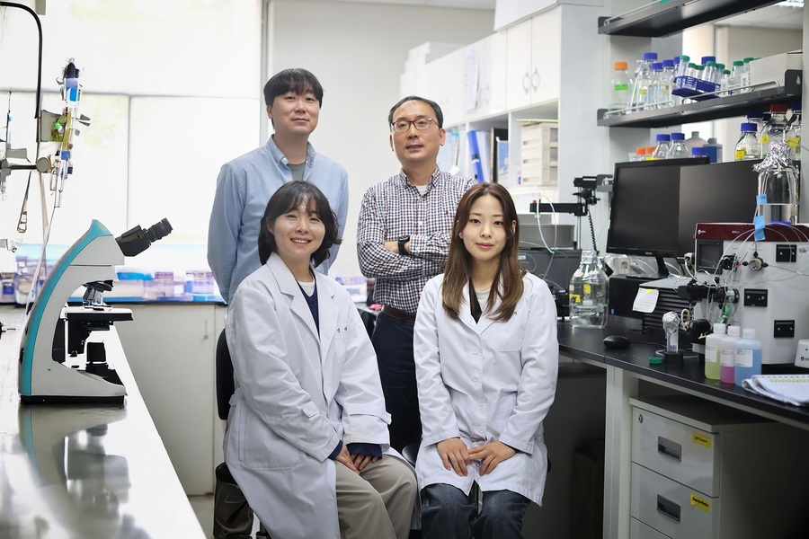 ▲ DGIST(총장 이건우) 뉴바이올로지학과 예경무 교수, 화학물리학과 서대하 교수 공동 연구팀이 세포외 소포체(엑소좀) 표면에 다양한 물질을 안정적으로 부착할 수 있는 모듈형 단백질 어댑터 기술을 개발했다. (우측 위부터 반시계방향으로) DGIST 예경무 교수, 서대하 교수, 신지원 박사과정생, 장주희 박사과정생.ⓒDGIST