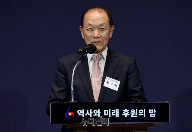 ▲ 황우여 국민의힘 대선 경선 선거관리위원장이 10일 오후 서울 중구 앰버서더 서울 풀만에서 열린 재단법인 '대한민국 역사와 미래' 후원의 밤 행사에서 축사를 하고 있다. ⓒ정상윤 기자