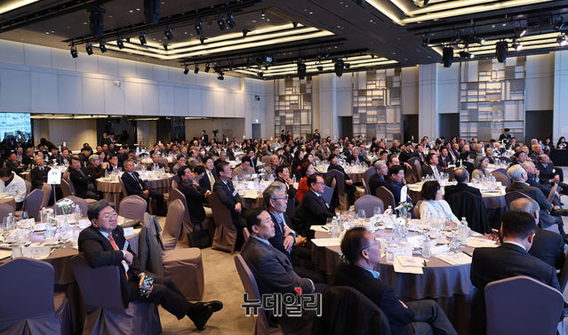 ▲ '대한민국 역사와 미래' 후원의 밤 행사에서 연사들의 특별 강연을 경청하고 있는 청중들. ⓒ정상윤 기자