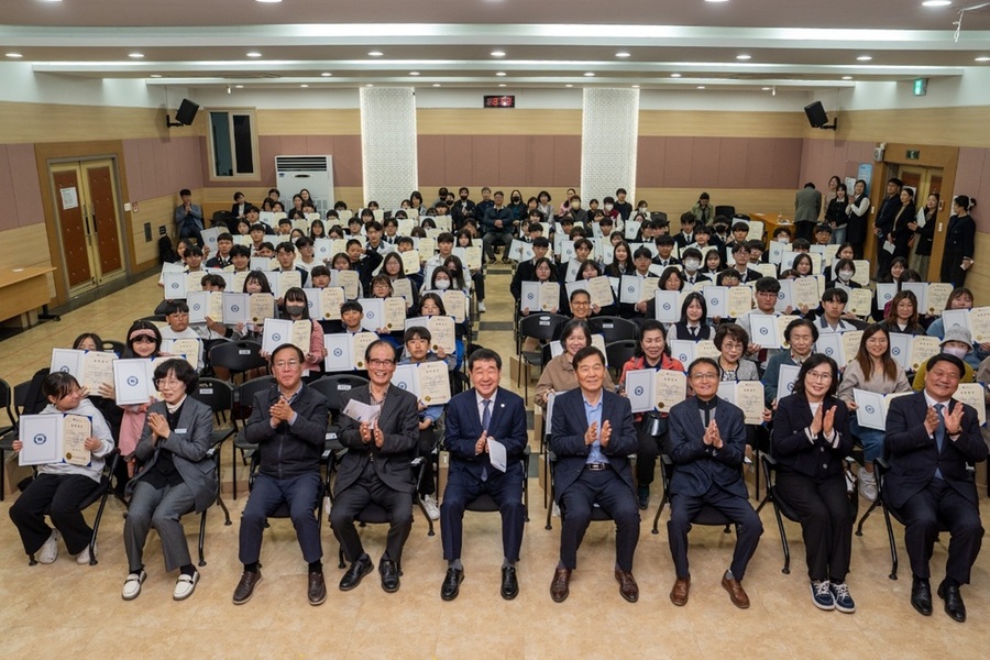 ▲ (재)증평군민장학회가 10일 군청에서 ‘2025학년도 장학증서 수여식’을 열고, 지역 인재들에게 꿈과 희망을 전했다.ⓒ증평군