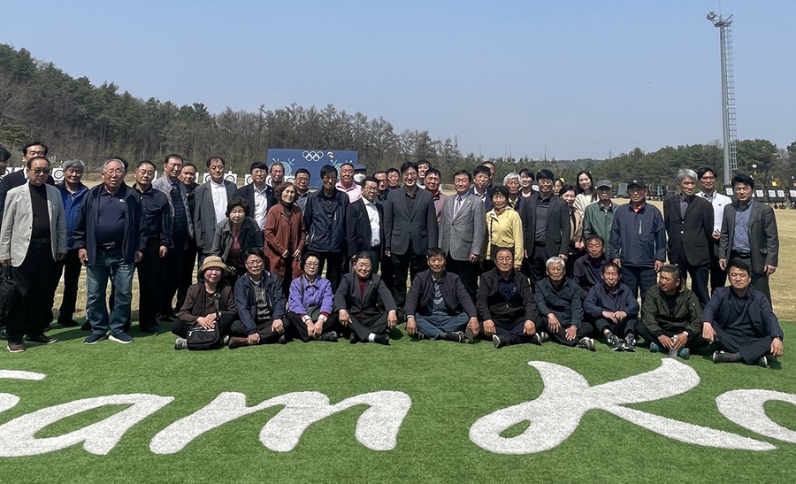 ▲ 충북 진천군 진천읍 이장단협의회 회원들이 10일 진천 국가대표 선수촌을 방문했다.ⓒ진천군