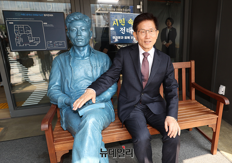 ▲ 고 전태일 동상 옆에서 그는 젊은 날의 노동운동에 대해 무슨 생각을 했을까. ⓒ 서성진 기자