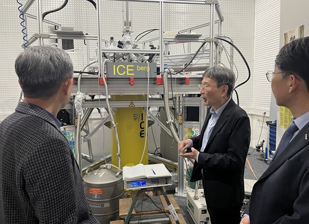 ▲ 독일 슈투트가르트의 세계적인 연구기관인 막스 플랑크 고체 연구소를 방문한 박상규 중앙대 총장(맨 오른쪽)이 양자물질 분야 소장인 히데노리 타카기(Hidenori Takagi) 교수(가운데)로부터 연구시설에 대한 설명을 듣고 있다.ⓒ중앙대