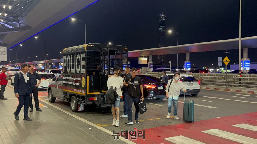 ▲ 태국에서 강제송환되고 있는 마약 밀매조직 총책 A씨의 모습. ⓒ경찰청