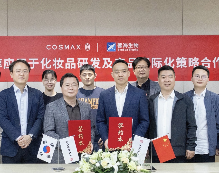 ▲ 지난달 26일 중국 상하이 코스맥스차이나 R&I센터에서 진행된 업무협약식에서 박명삼 코스맥스차이나 R&I센터 연구원장(왼쪽 세번째)과 위홍웨이(于洪巍) 중국 저장대학(浙江大学) 화학공정 및 생물공정연구소 교수 겸 신하이생물과학기술사 대표(오른쪽 두번째), 주웨이밍(朱伟明) 신하이생물과학기술사 공동대표(오른쪽 네번째)가 기념 촬영을 하고 있다.ⓒ코스맥스