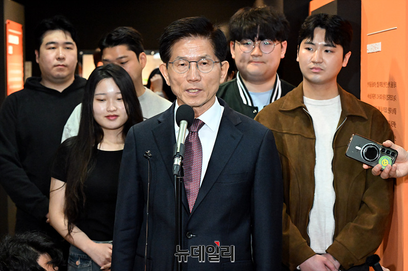 ▲ 제21대 대선 출마를 선언한 김문수 전 고용노동부 장관이 10일 오전 서울 종로구 전태일기념관에서 열린 '청년과 함께하는 전태일기념관' 행사에서 취재진의 질문에 답하고 있다. ⓒ서성진 기자