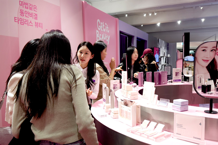 ▲ 컴온스타일 쇼케이스 팝업스토어 '겟잇뷰티'존을 둘러보는 고객ⓒCJ온스타일