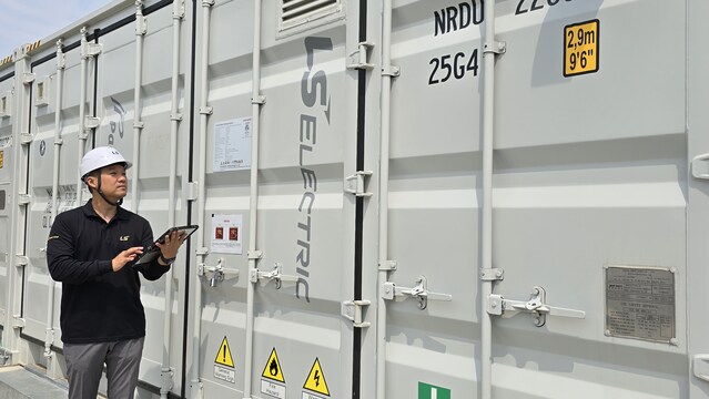 ▲ LS일렉트릭은 최근 일본 미야기현 와타리 지역에 총 사업비 37억 엔 (한화 약 360억 원) 규모 PCS(전력변환장치) 20MW(메가와트), 배터리 90MWh(메가와트시)급 계통연계형 ESS 발전소 구축 사업을 수주했다고 10일 밝혔다. 사진은 LS일렉트릭 관계자가 일본 홋카이도 지역에 설치된 계통연계 ESS를 점검하고 있는 모습 ⓒLS일렉트릭