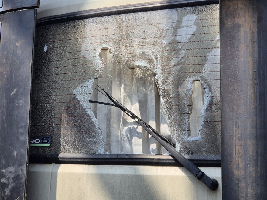 ▲ 지난 4일 윤석열 전 대통령 파면이 선고되자 서울 종로구 헌법재판소 인근에 세워둔 경찰버스 유리창이 결과에 반발한 시민에 의해 깨져 있다. ⓒ뉴데일리 DB