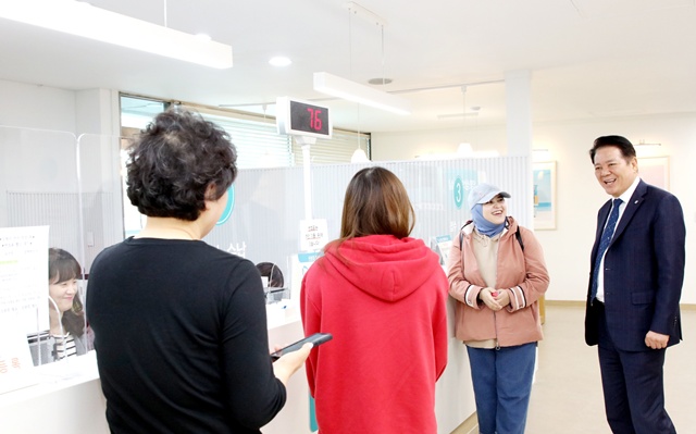 ▲ 최대호 안양시장이 새 단장을 마친 동안구보건소 민원실을 둘러보고 있다. ⓒ안양시 제공