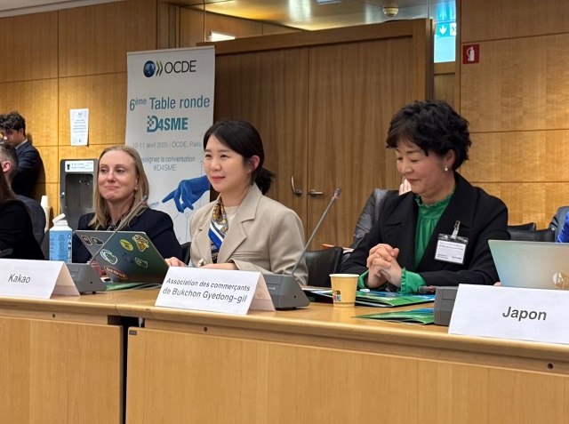 ▲ 지난 10일 열린 OECD D4SME 회의에 참석한 카카오 김은화 상생사업 리더와 북촌 계동길 상인회 김용조 회장(왼쪽에서 두 번째, 세 번째).ⓒ카카오