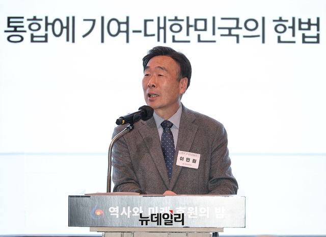 ▲ 이민원 역사아카데미 원장이 10일 오후 서울 중구 앰버서더 서울 풀만에서 열린 재단법인 '대한민국 역사와 미래' 후원의 밤 행사에서 강연을 하고 있다.  ⓒ정상윤 기자