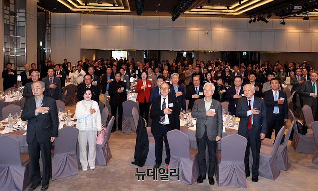 ▲ 10일 오후 앰배서더 서울 풀만 호텔에서 재단법인 '대한민국 역사와 미래' 후원의 밤 행사가 열렸다. 사진은 본격적인 행사에 앞서 국민의례를 하고 있는 참석자들. 중앙에 인보길 뉴데일리그룹 회장과 고영주 자유민주당 대표의 모습이 보인다. ⓒ정상윤 기자
