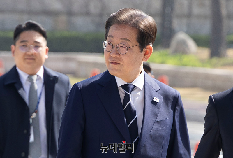 ▲ 대선 출마를 선언한 이재명 전 더불어민주당 대표가 11일 오전 서울 여의도 국회에서 열린 '비전 선포식 및 캠프 일정 발표' 기자회견을 위해 이동하고 있다. ⓒ서성진 기자