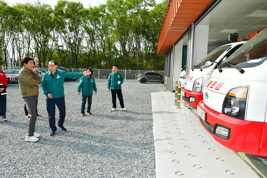 ▲ 경산시(시장 조현일)는 10일 최근 경북지역에서 잇따라 발생한 대형 산불과 산불경보 ‘심각’ 단계 발령에 따라 산불재난 대응체계를 점검하고, 산불 현장 대응에 힘쓰고 있는 산불전문예방진화대원들을 격려했다.ⓒ경산시