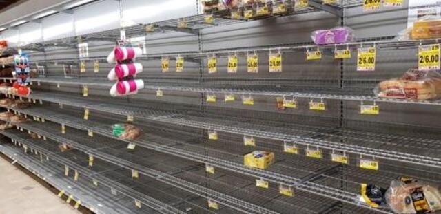 ▲ 미국 버지니아주의 한 대형마트 판매대가 비어 있는 모습.ⓒ연합뉴스