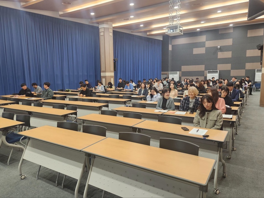 ▲ 11일 전북특별자치도교육청 2층 강당에서 열린‘2025년 학생동아리 운영 안내’참석자들이 설명회에 임하고 있다. ⓒ노재균 기자