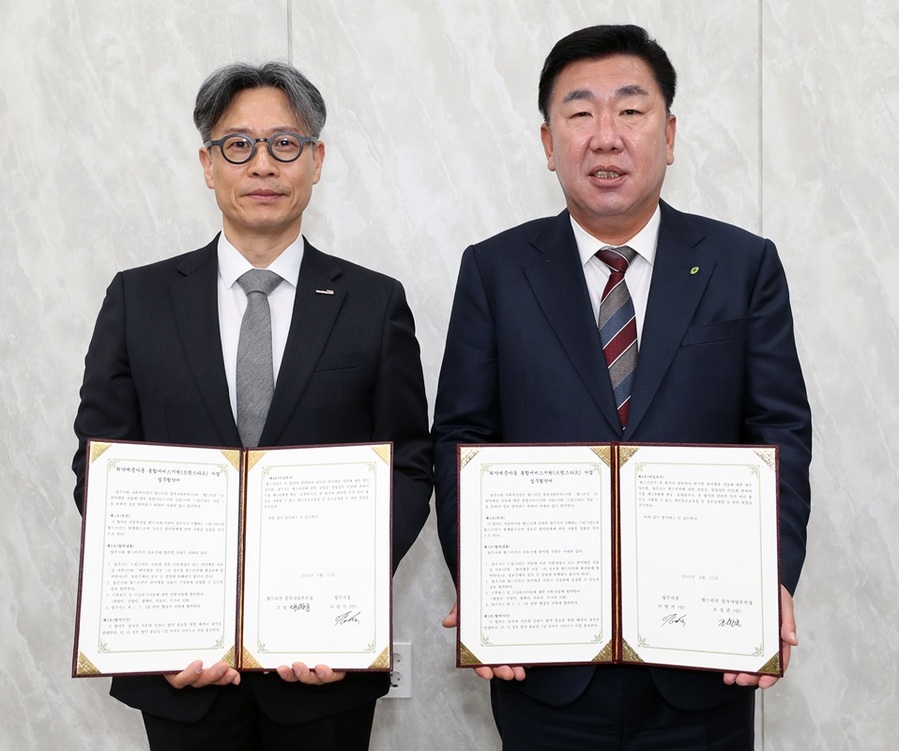 ▲ 이범석 청주시장(오른쪽)과 조성준 월드비전 충북지부 본부장이 11일 지역 내 위기아동 지원을 위한 업무협약을 체결했다.ⓒ청주시