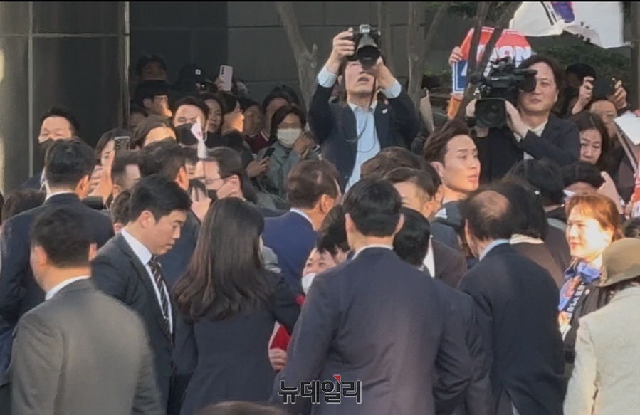 ▲ 11일 오후 5시 32분께 윤석열 전 대통령과 부인 김건희씨가 서울 서초구 서초동 아크로비스타 사저에 도착한 뒤 주민들과 인사를 나누고 있다. ⓒ정혜영 기자